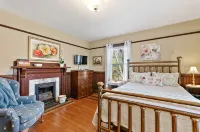 Twin Maples Farmhouse-Walk to Dining, Shops & Pubs - 4-Star