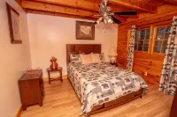 Cabin Bliss - Just 1 Mile from Lake Lanier / 5 Acre / 5 BR with Hot tub
