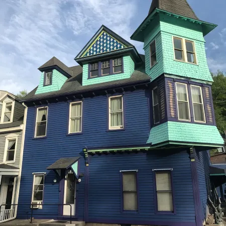 Large private apartment with view of the Old Jail Museum in historic Jim Thorpe.