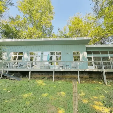 Peaceful lakeview cabin with private dock & dog run
