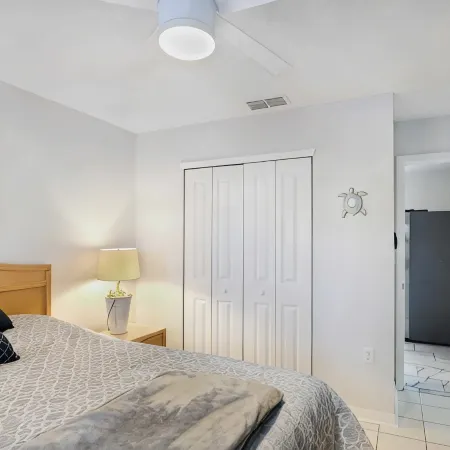 Sunset Lagoon. In the heart of Hudson. Waterfront. 2 minute walk beach/dining