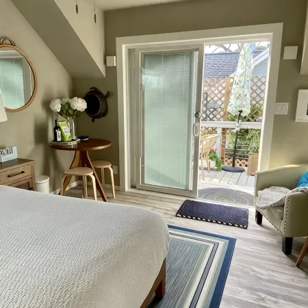 Oceanview Penthouse, Stylish & Walking to Beach