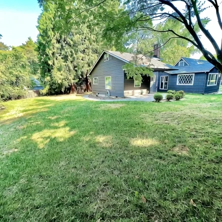 Gem in Milwaukie 2 bedroom - 2 Bathroom -  Huge yard