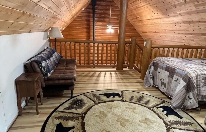 Cozy Log Cabin with private access to the Trinity River!