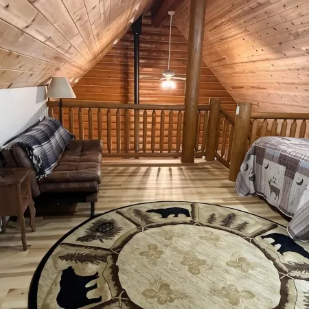 Cozy Log Cabin with private access to the Trinity River!