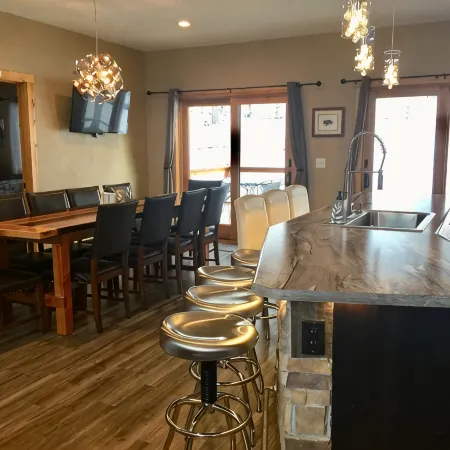 Newer Modern Lodge! Central Black Hills, 4 Bdrms/2 Baths-15 Min. to Mt. Rushmore