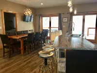 Newer Modern Lodge! Central Black Hills, 4 Bdrms/2 Baths-15 Min. to Mt. Rushmore - 4-Star