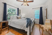 Lake Front Cottage with Amazing Firepit, Private Dock, Sleeps 6 - Boutique