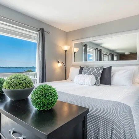Water View From Every Window With Steps From The Beach