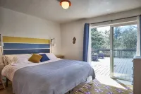 New Sauna! 3 Min. Walk to Beach, Dog and Family Friendly, Bright & Modern House - 4-Star