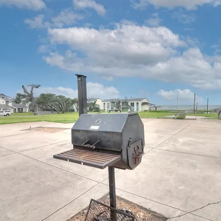 Rockport Dreamin! Steps to private 750' fishing pier and boat ramp!