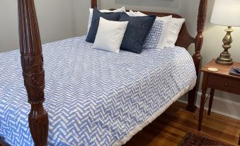 Cozy Cottage walking distance to Downtown!