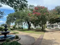Near Biloxi Beach & One Block to Casinos with a Balcony! Biloxi Romance -1Br/1BA - 4星級