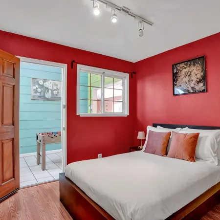 Single Level | Free Parking & Wi-fi | Private Yard