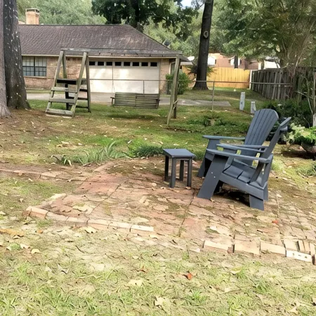 This 3 Bedroom Cozy Home Sleeps 10 and is Convenient to Shopping and Restaurants
