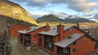 Mogul Hut - Sleeps 6 - King + Queen + Full Size Bunks - Indoor Pool & Hot Tubs - 3-Star