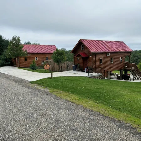 Paradise Peak Cabins “Songbird”outdoor hot tub in the heart of Amish Country