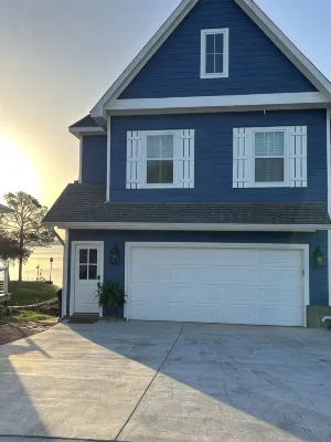 Lake Granbury Cottage, Just steps from the historic square! - Balkoner