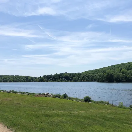 Lux Bungalow on Gorgeous Lake. Relax. Explore nearby towns. Ski. Kayak. Hike.
