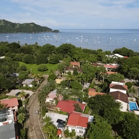2-Bd Unit with Pool, 2 Blocks from Beach