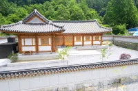 Jecheon Tourist Farm Hanok Stay - مسبح