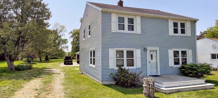 Roomy house in downtown P.A. Walk to everything. Bikes included. Dog-friendly. Hotels in Huron County