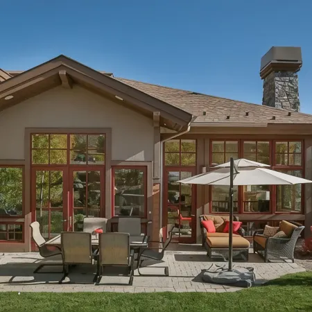 5-Star Craftsman Style Home - Contemporary Decor, Open & Sunny Floor Plan