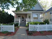 THE WASHINGTON HOUSE - A  4-Bedroom Home 1 Block from Downtown Wisconsin Dells - 4-Star