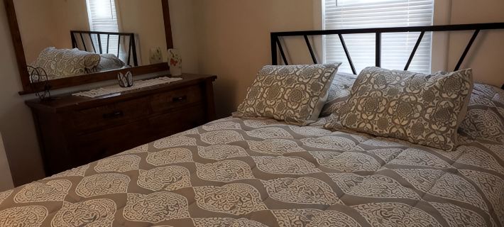 Conveniently located 2 bedroom home only minutes from hiking and state park fun! Hotels in Trumbull County