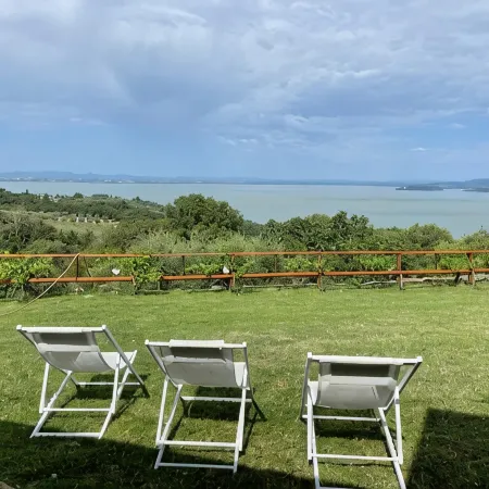 Villa Marghi, modern villa with infinity pool overlooking Lake Trasimeno