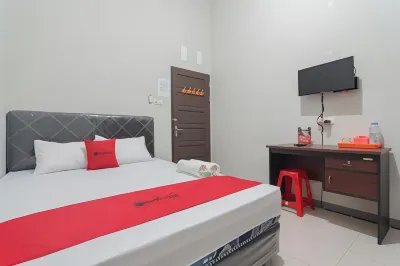 RedDoorz Syariah Near Jalan Jakarta Samarinda Hotels in Tenggarong