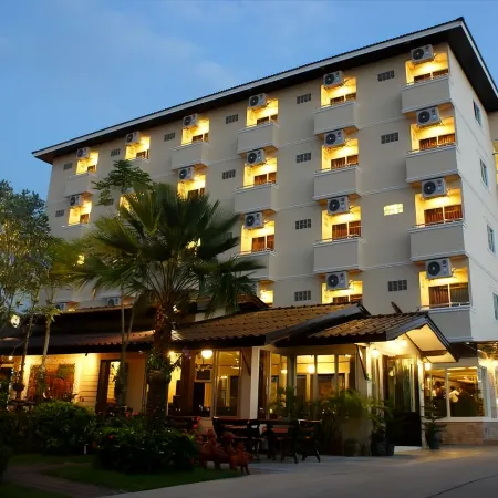 Thong Ta Resort and Spa Отели рядом с достопримечательностью «Ват Плуксаттха»