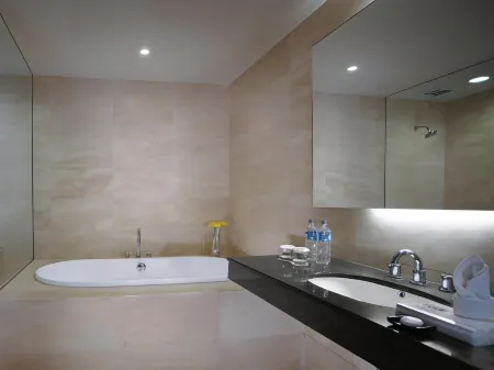 Aston Makassar Hotel & Convention Center Отели рядом с достопримечательностью «Wisma Pattimura»