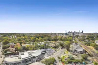 Essence Suites Taringa Hotel di Mount Ommaney