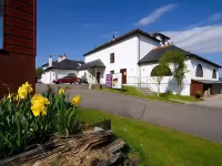 Holly Tree Hotel, Swimming Pool & Hot Tub