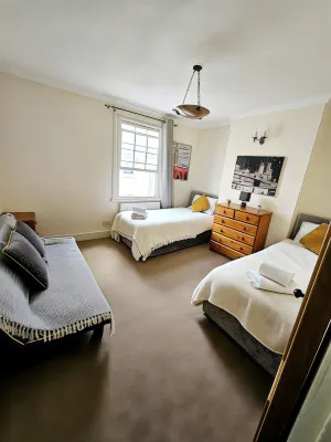 Inviting 2-Bed Cottage in Windsor Hotels in Windsor