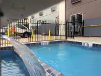 Super 8 by Wyndham Bedford DFW Airport West - Pools