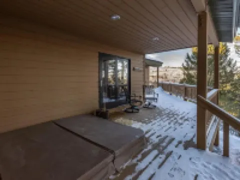 Cozy mountain retreat, views of Grand Teton, 30 minutes to JHMR and downtown. Hotels in Hoback