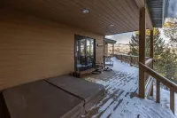 Cozy mountain retreat, views of Grand Teton, 30 minutes to JHMR and downtown.