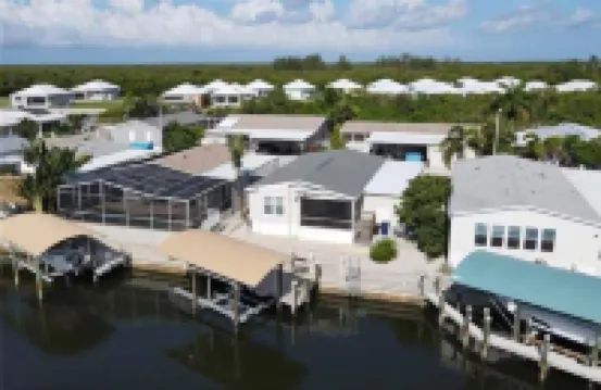 Saint James hidden gem. 3/2 canal front home with 3 kayaks.