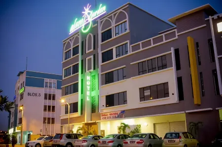 Alami Garden Hotel Отели рядом с достопримечательностью «Wisma MBSA»