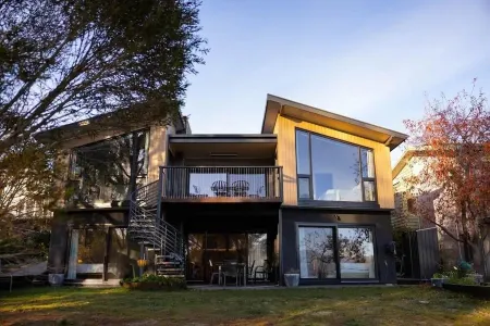 Lake Front Living New and Cosy Seperate Ground Floor Appartment Отели рядом с достопримечательностью «Сноуи Маунтинс Граммар Скул»