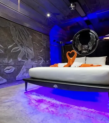 ห้องดีลักซ์ เตียงใหญ่ พร้อมทางลงสระว่ายน้ำ