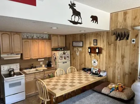 Cozy Ski In/Out Brookside 1-bedroom condo with WiFi in Newry