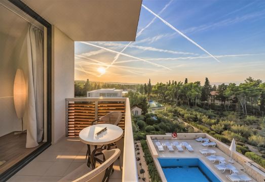 Aminess Vival Velaris Resort의 해변 근처 모습