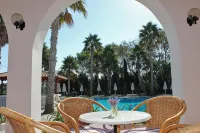 Andromeda Hotel Apartments - สระว่ายน้ำแบบอินฟินิตี้