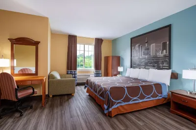 Super 8 by Wyndham Salisbury Hotel dekat House Within