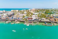 MODERN/Mins to Beach/walk to dwtn/Free parking