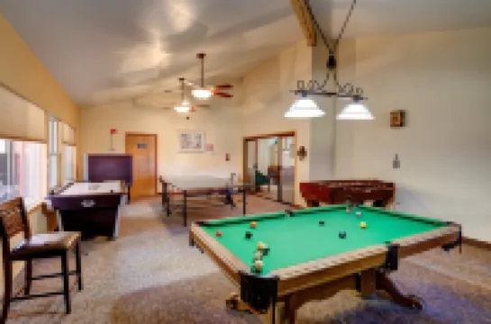 Ski in Ski Out Access and Clubhouse Amenities - Charming Mountain Retreat
