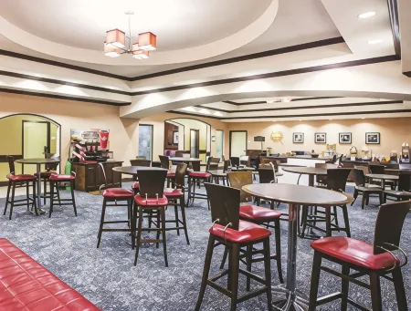 La Quinta Inn & Suites by Wyndham Allen at the Village Отели в г. Аллен